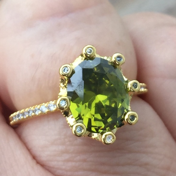 Peridot w/ cz gold over silver queen crown ring - Picture 6 of 8